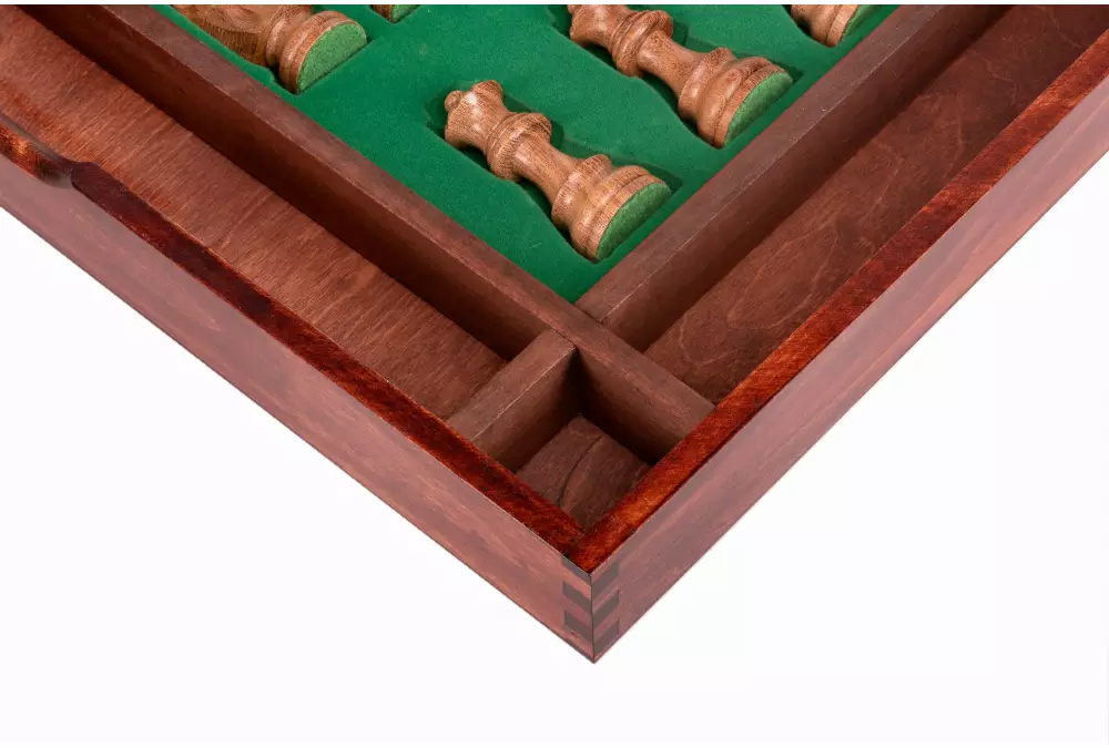 Drewniana kasetka z przegródkami na figury szachowe